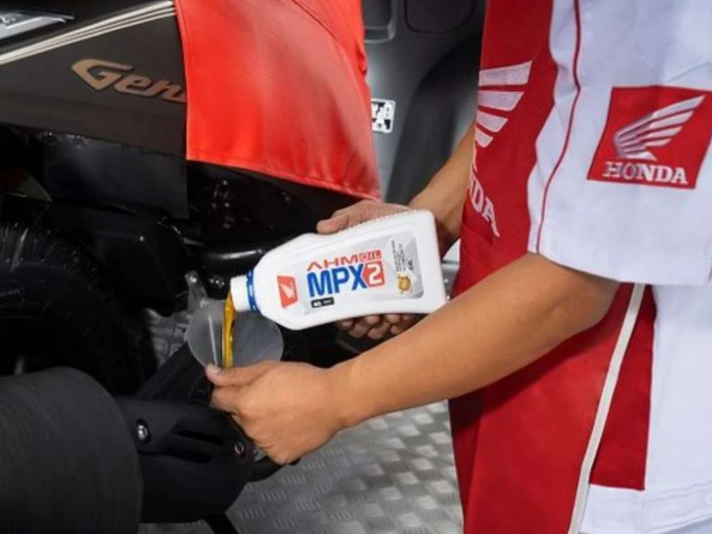 Rahasia Bedakan Oli Mesin dan Oli Gardan Motor Matik Biar Nggak Salah Colok Ganti Oli