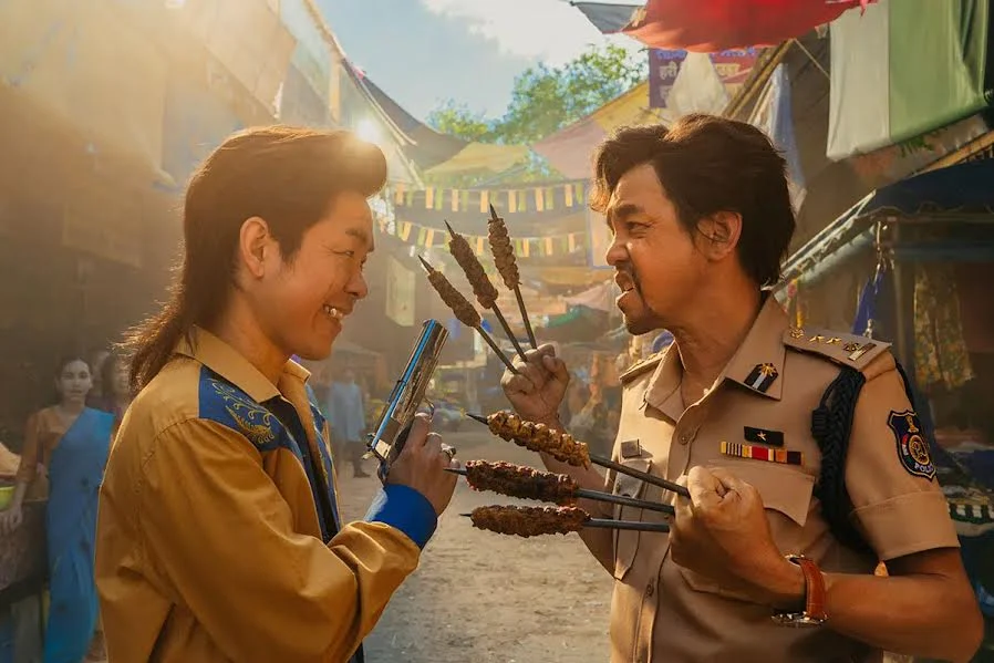 Jangan Baper Dulu! ‘Overacting’ Ajak Penonton Ketawa Lihat Aksi Pensiunan Polisi vs Musuh Imajiner