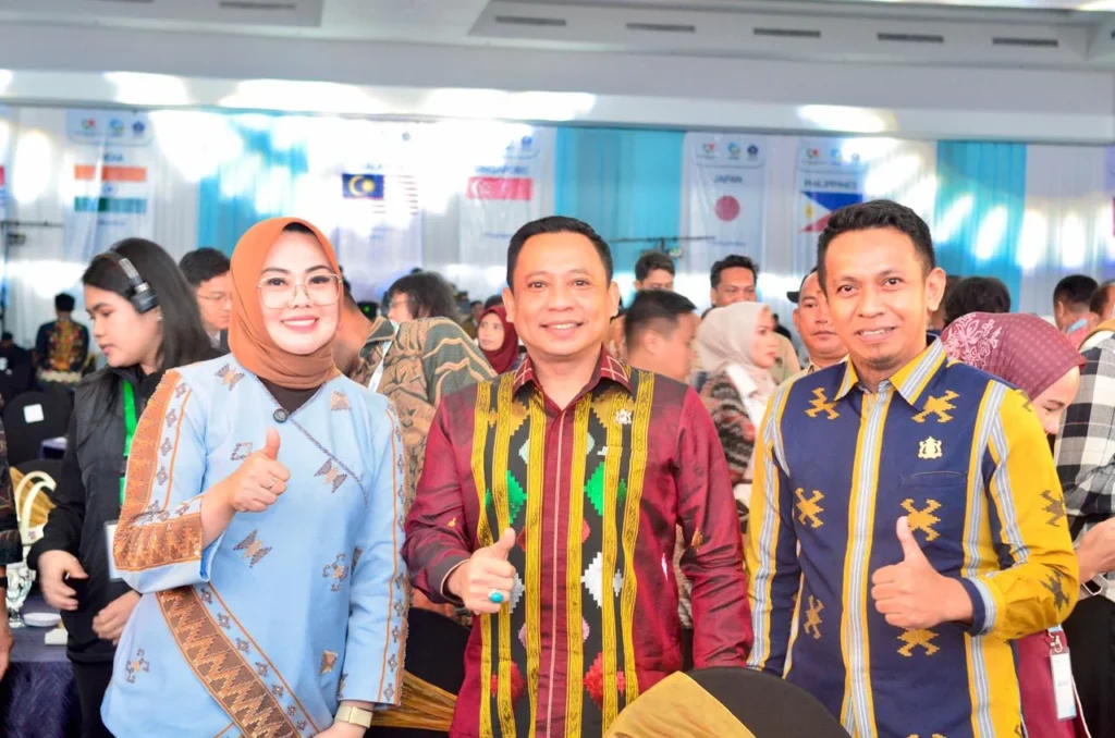 Kadin Indonesia Apresiasi Forum UCLG ASPAC di Kendari, AYP: Momentum Promosi Daerah & Peluang Investasi Waketum Kadin Indonesia, Andi Yuslim Patawari (tengah) Bersama Wali Kota Kendari, Siska Karina Imran (kiri) saat Hadiri Forum Internasional UGLC ASPAC (Foto: Dok. Istimewa)