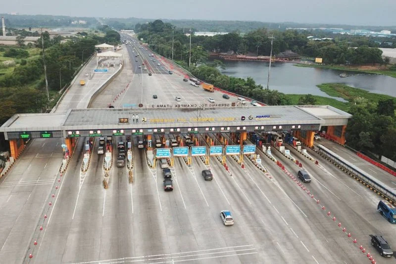 Lonjakan Kendaraan Libur Hari Buruh, 99 Ribu Mobil Serbu Tol Jakarta-Cikampek Menuju Timur