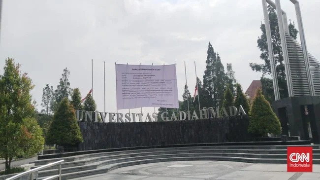 Spanduk ‘Permohonan Maaf’ soal Prabowo-Gibran Hebohkan UGM spanduk UGM