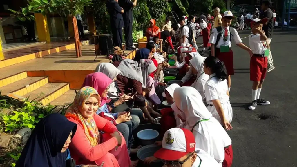 ASN DKI Jakarta izin antar anak sekolah
