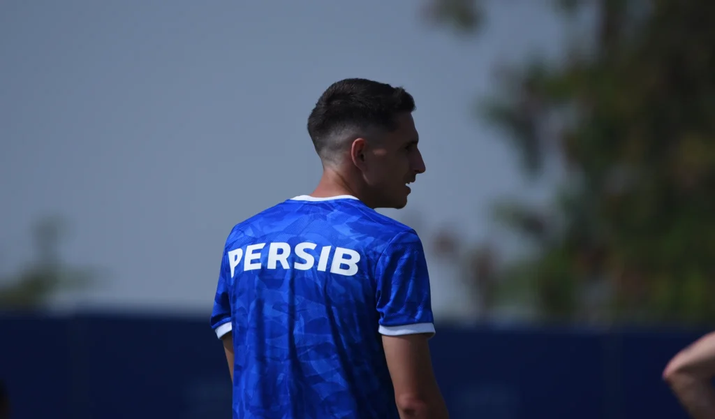 Baru Latihan Sudah Dikepung Ribuan Bobotoh, Luka Menalo Langsung Kena Mental di Persib Bandung?