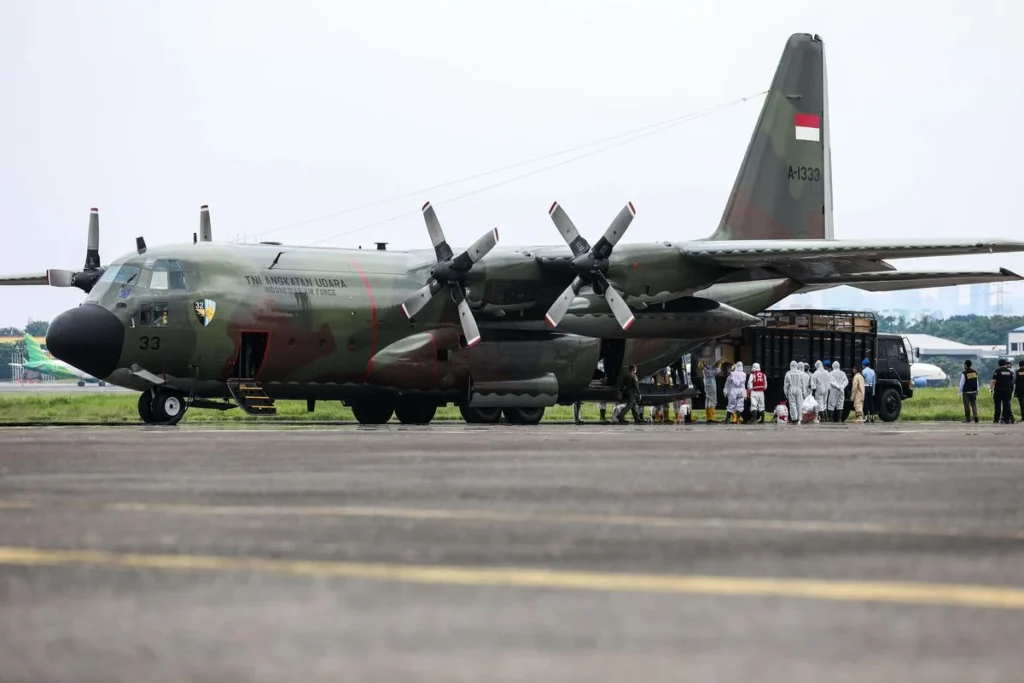 TNI Kerahkan Hercules dan KRI Percepat Bantuan Pascagempa Flores TNI kerahkan Hercules dan KRI ke Flores