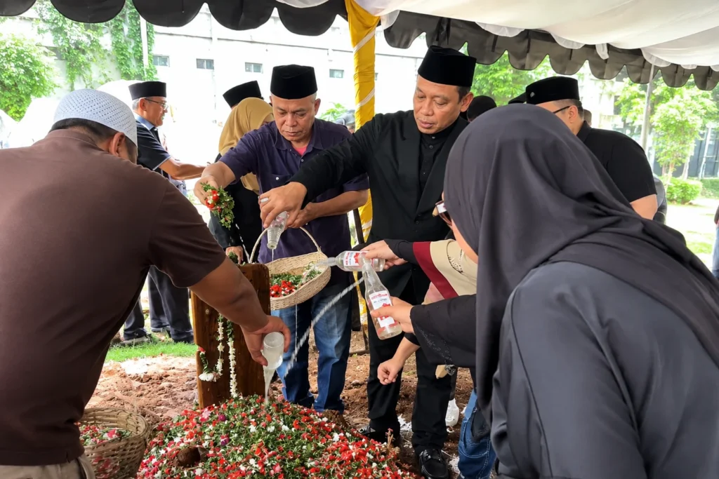 Waketum Kadin Indonesia AYP Melayat hingga Antar Jenazah Alm Andi Bohar Alam ke Pemakaman