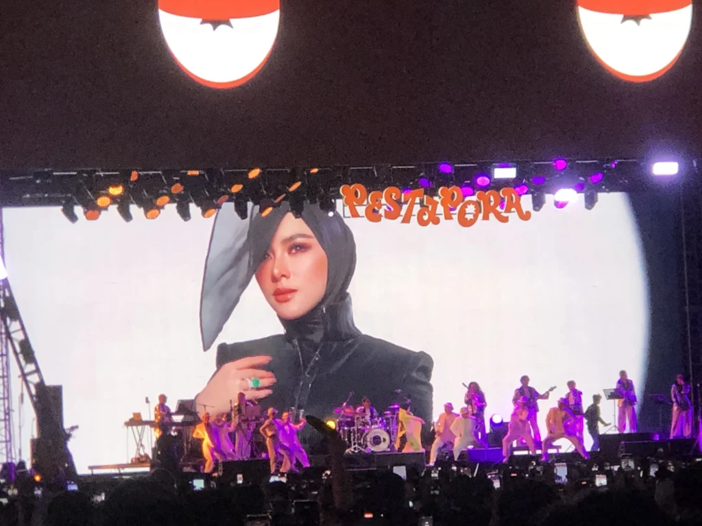 Pecah! Aksi Syahrini di Pestapora 2026 Usai Vakum 7 Tahun, Ketahui Alasan Hiatusnya Syahrini Pestapora 2026