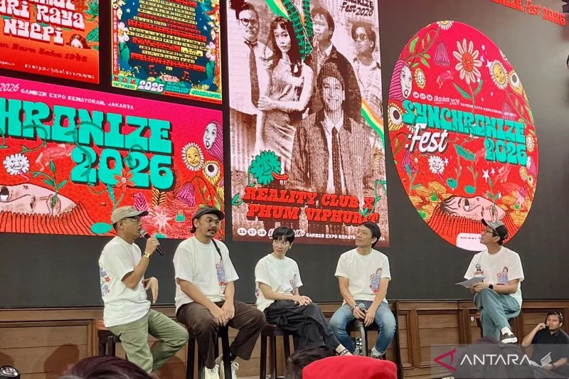 Kejutan Synchronize Festival 2026: Reality Club Gandeng Phum Viphurit Guncang Panggung Jakarta Artist dan Repertoire Synchronize Festival David Tarigan (kiri ke-2) dan Direktur Komunikasi Synchronize Festival Aldila Karina (kiri ke-3) dalam konferensi pers Synchronize Festival 2026 di Jakarta, Rabu (30/9/2026). (ANTARA/Farika Nur Khotimah)