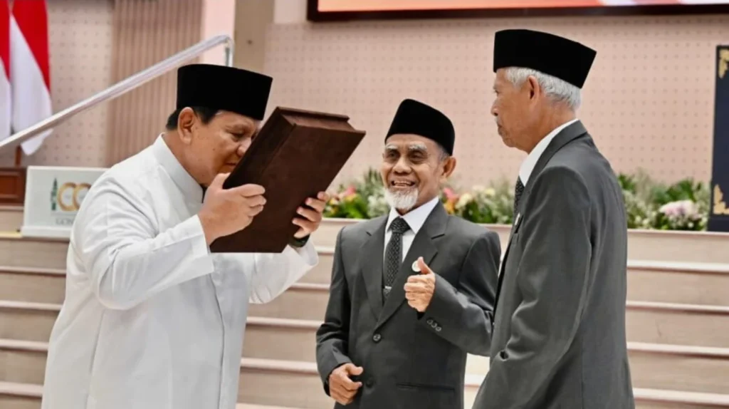 Prabowo Terima Mushaf di Momentum 100 Tahun Gontor Prabowo 100 Tahun Gontor
