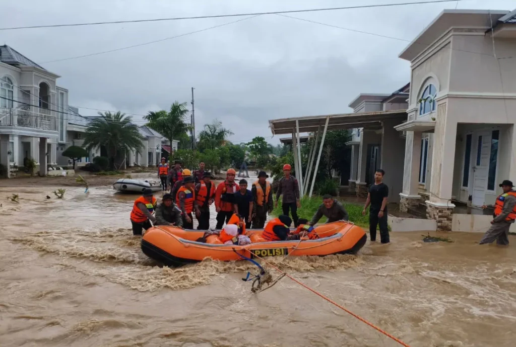 Evakuasi Ratusan Warga Korban Banjir Padang, Brimob Kerahkan Personel